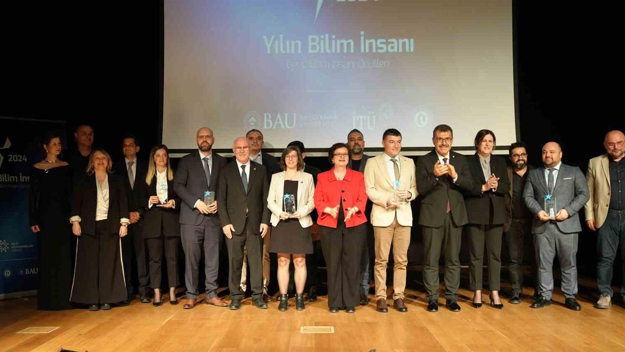 Uşak'ta Genç Bilim İnsanı Ödülleri Programı, Rektör Savaş'ın katılımıyla gerçekleştirildi.