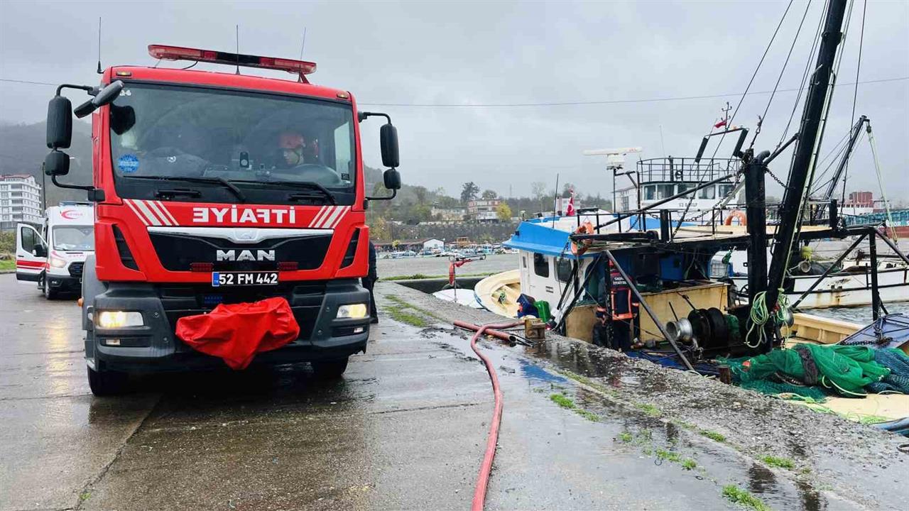 Ordu Ünye'de Batma Riski Taşıyan Tekneye İtfaiye Ekipleri Müdahale Etti