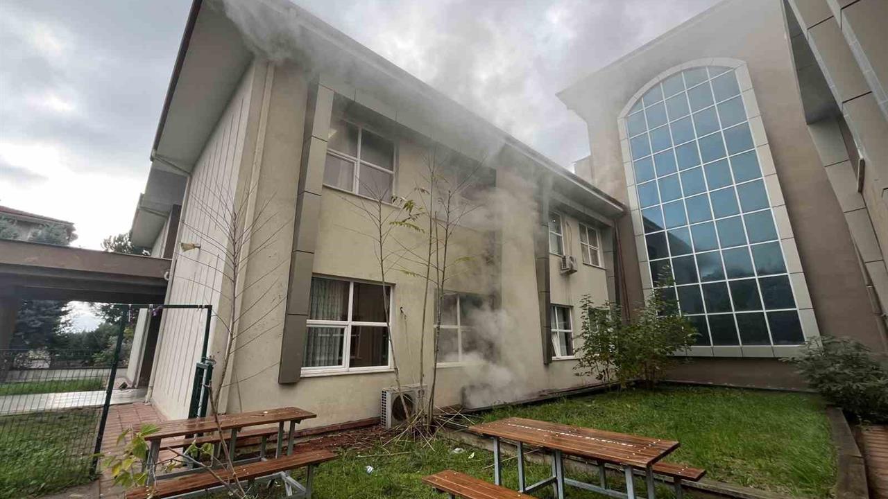 Kocaeli Derince'deki İlkokulda Bodrum Katında Yangın Çıktı