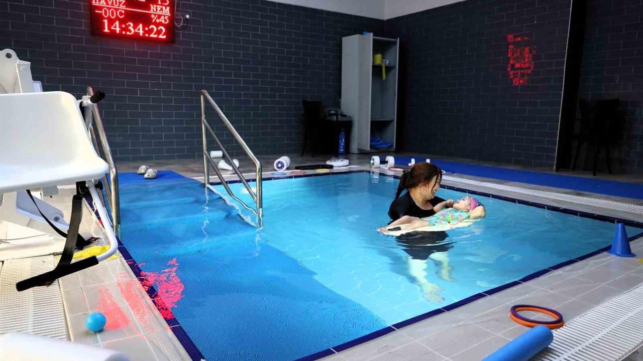 Kocaeli'nde Serebral Palsi Tanısı Olan Duru İçin Su Terapisi Uygulanıyor