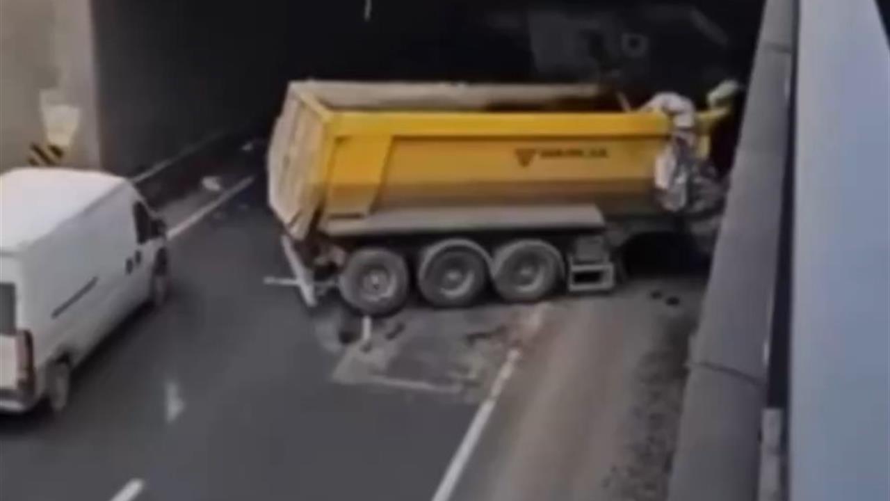 Gaziantep'te Kontrolden Çıkan Hafriyat Kamyonu Alt Geçide Çarptı