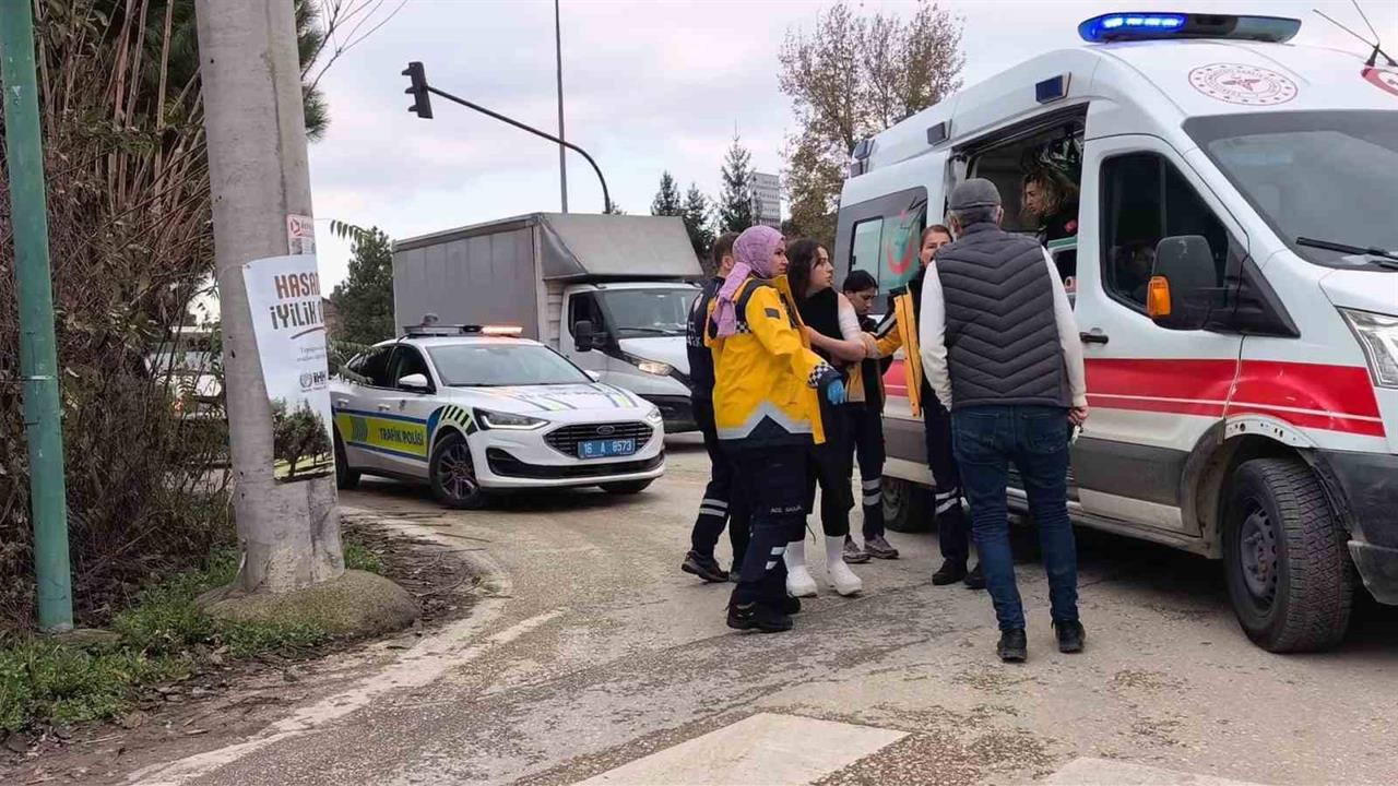 Bursa İnegöl'de Kırmızı Işık İhlali Sonucu Meydana Gelen Kazada 2 Kişi Yaralandı