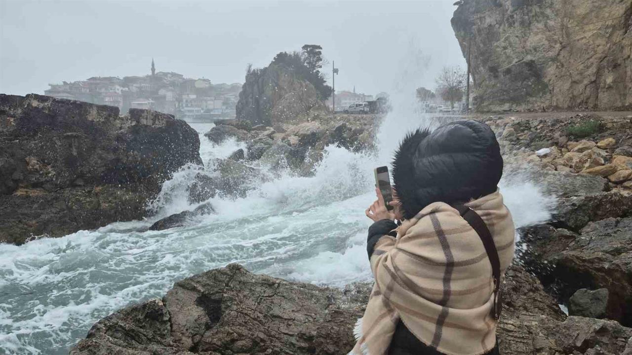 Bartın Amasra'da Şiddetli Rüzgar Nedeniyle Dalga Boyu 3 Metreyi Aştı