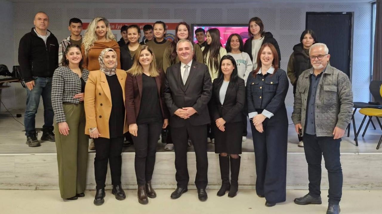 Tarsus'ta Meslek Seçimi ve İş Hayatına Hazırlığı Farkındalık Semineri Düzenlendi.