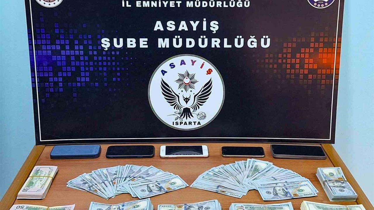 Isparta'da Kendilerini Polis Olarak Tanıtan 3 Şüpheli Tutuklandı