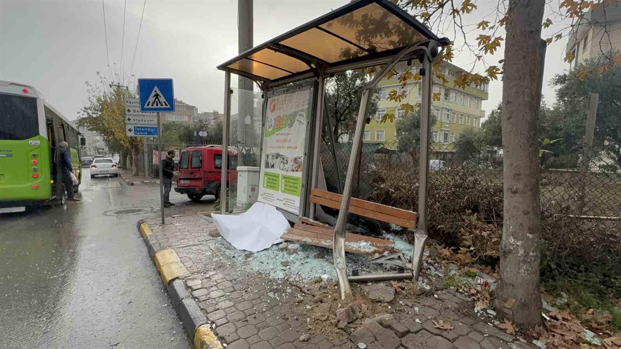 Kocaeli Darıca'da Park Halindeki Araç Durağa Çarptı, Yaralı Yok