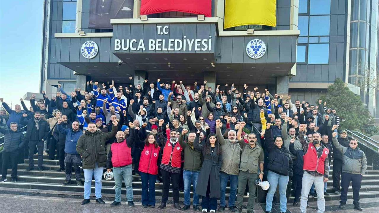İzmir Buca'da İşçiler Ekim Maaşları ve TİS Farkları İçin Eylemde Bulunuyor