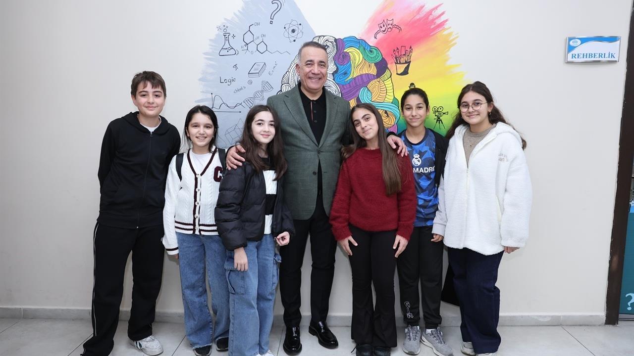 Sultangazi'da Belediye Başkanı Abdurrahman Dursun, Bilim Merkezi öğrencileriyle buluştu.