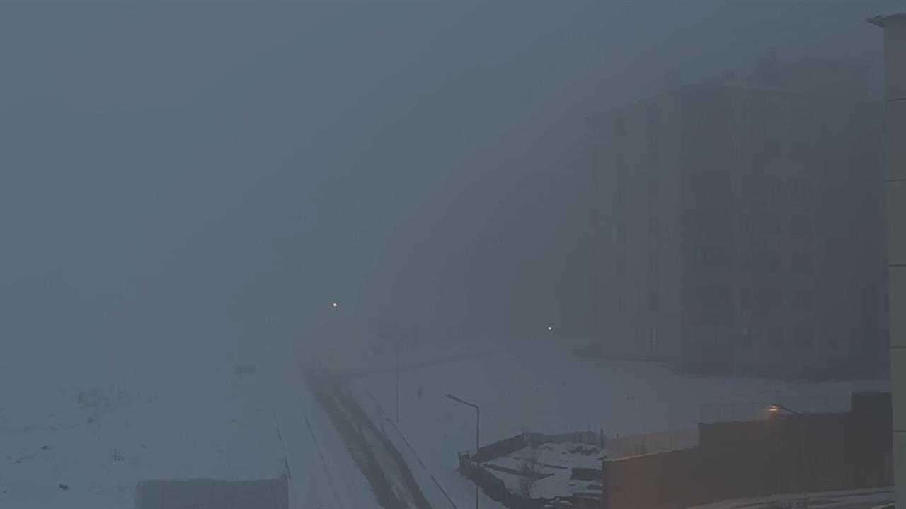 Hakkari Yüksekova'da Akşam Saatlerinde Yoğun Sis Nedeniyle Görüş Mesafesi 5 Metreye Düştü