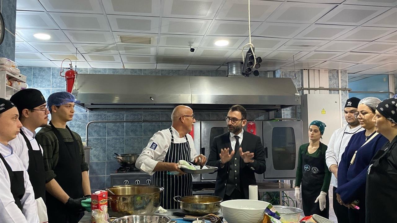 Balıkesir Burhaniye'de Gastronomi Kulübü tarafından düzenlenen atölye, öğrencilere deniz ürünleri pişirme tekniklerini öğretti.