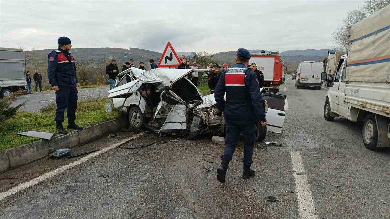 Zonguldak Çaycuma'da Kamyona Çarpan Otomobilde 1 Kişi Hayatını Kaybetti, 2 Kişi Yaralandı