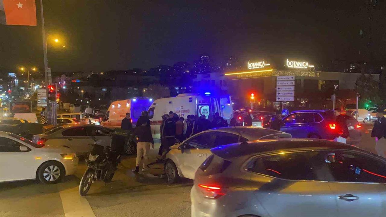 Ankara Etimesgut'ta Kırmızı Işık İhlali Sonucu İki Motosiklet Sürücüsü Yaralandı