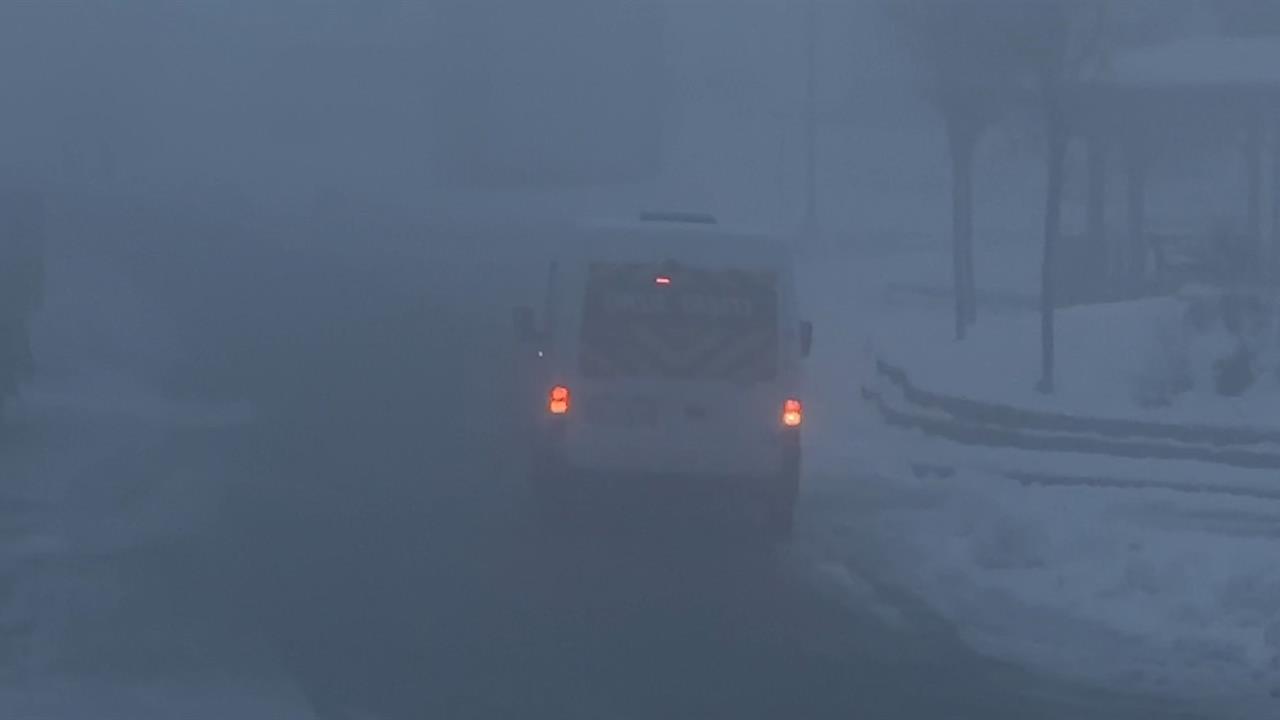 Hakkari Yüksekova'da Yoğun Sis ve Soğuk Hava Görüş Mesafesini Düşürdü