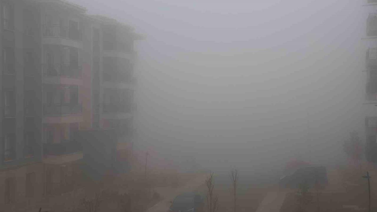 Elazığ'da Yüksek Kesimlerde Etkili Olan Sis Nedeniyle Görüş Mesafesi 3 Metreye Kadar Düştü