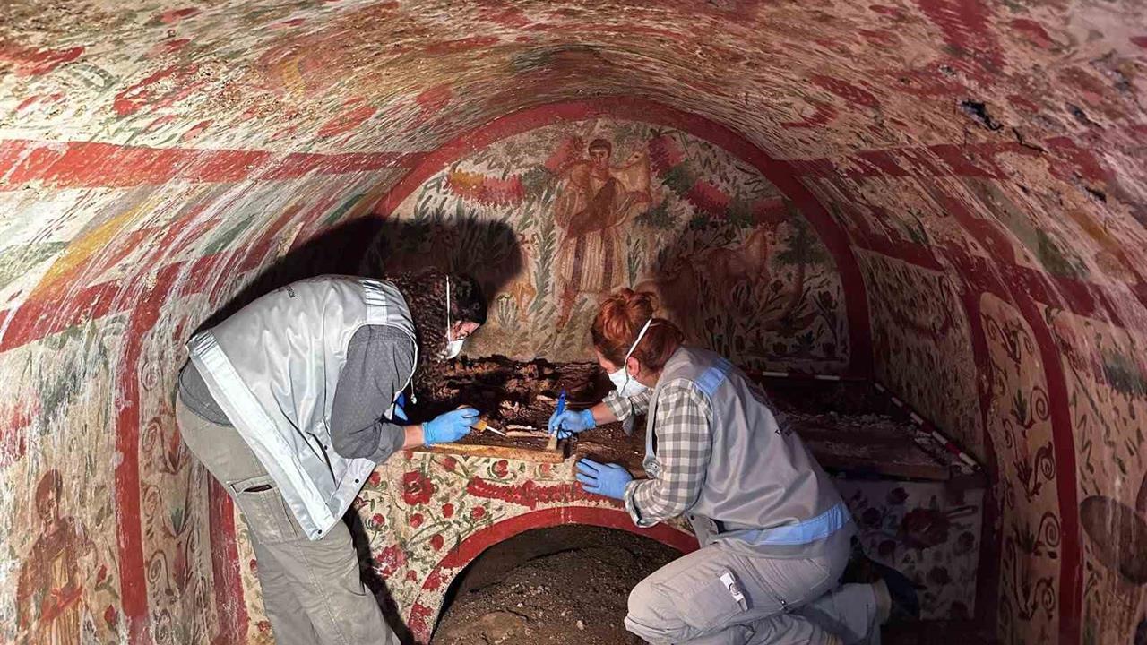 İznik Bursa'da Hisardere Nekropolü'nde Erken Hristiyanlık Dönemine Ait Çoban İsa Figürü Ortaya Çıkarıldı