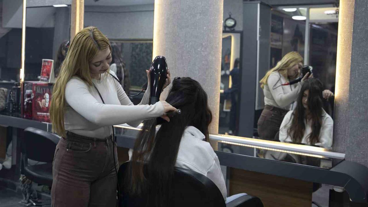 Mersin Halkkent'teki MERCEK ile Kadınlar Güzellik ve Saç Bakım Kurslarına Katılıyor