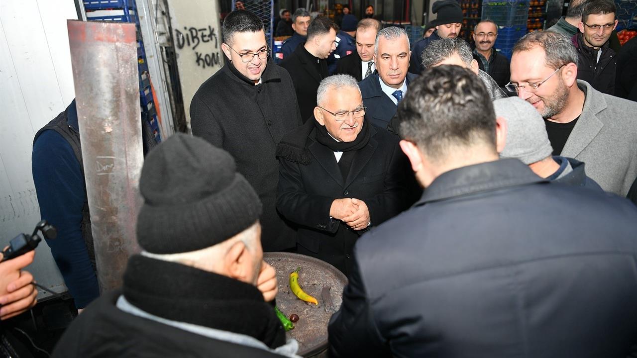 Kayseri'de Başkan Büyükkılıç Hal Kompleksi'ni Ziyaret Etti ve Esnaflarla Görüştü
