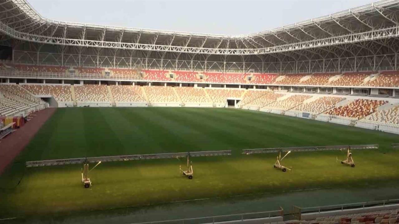 Malatya'da Yeni Malatyaspor'un Stat Zemini Yapay Güneşle Besleniyor