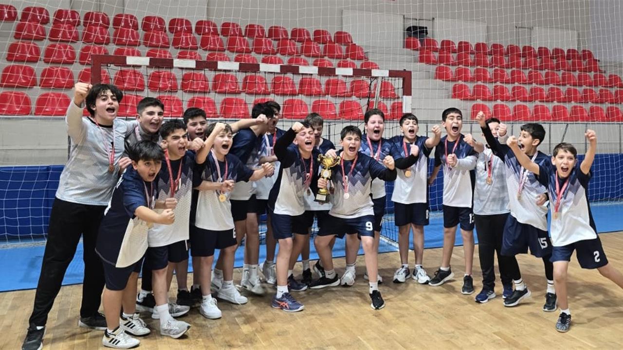 Talas 75. Yıl Mühibe Germirli Ortaokulu, Kayseri'de Hentbol Müsabakalarında Hem Kız Hem Erkek Takımıyla Şampiyonluk Kazandı