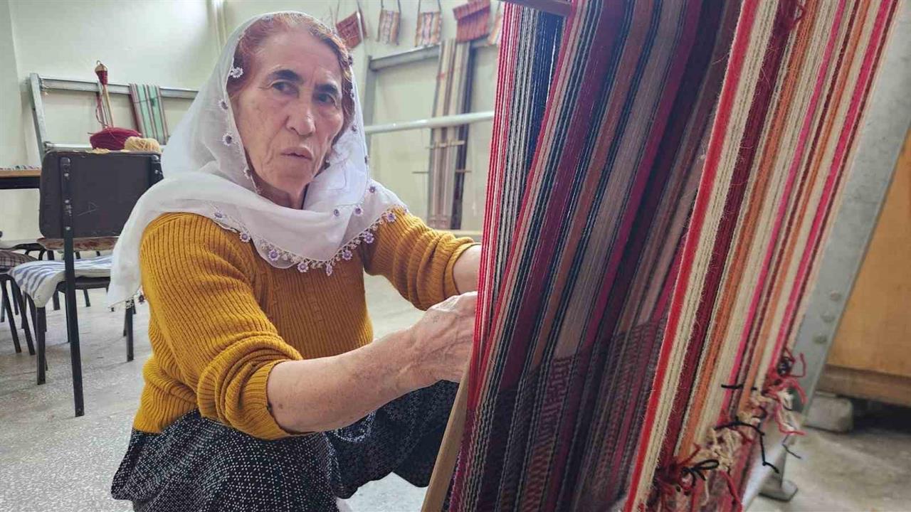 Tunceli Hozat'ta Kadınlar Geleneksel Cacım Dokumasını Canlandırıyor