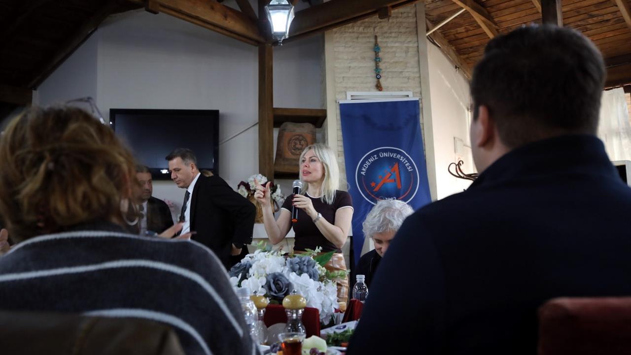 Akdeniz Üniversitesi Rektörü Prof. Dr. Özkan, öğrencileri bu kurumun enerjisi ve geleceği olarak gördüğünü ifade etti.