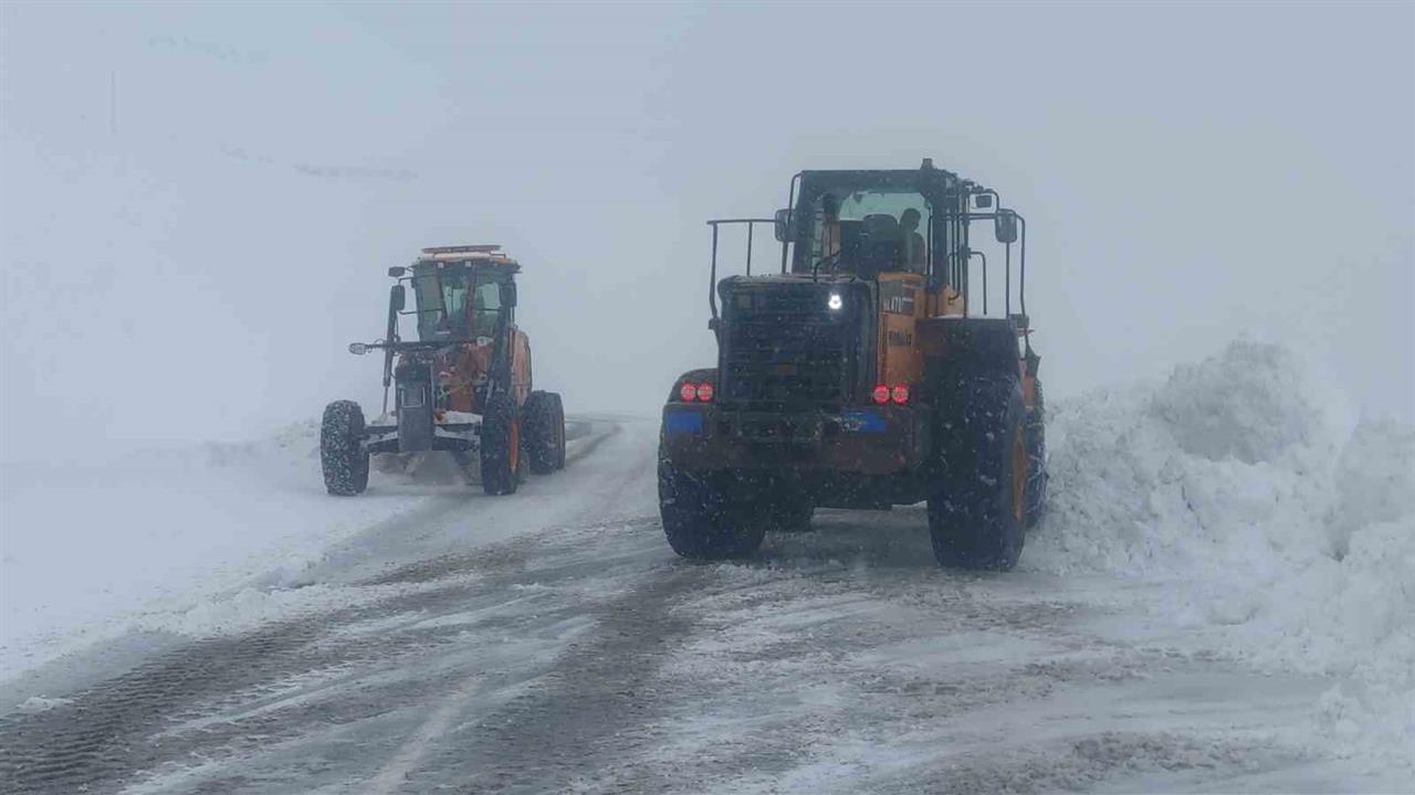 Van'da Karabet Geçidi'nde Kar Temizleme Çalışmaları Aralıksız Devam Ediyor