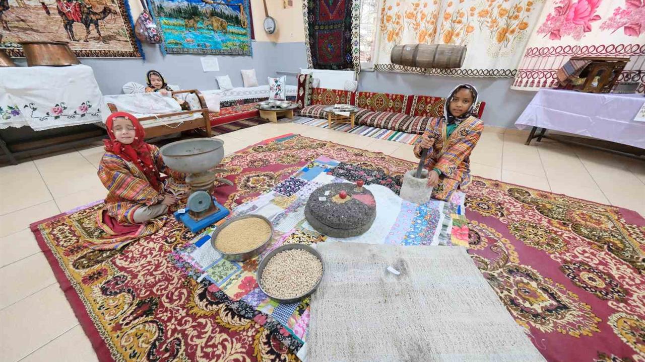 Gürün'de Suçatı Ortaokulu'nda Açılan Sergi, Ziyaretçileri Geçmişe Taşıdı