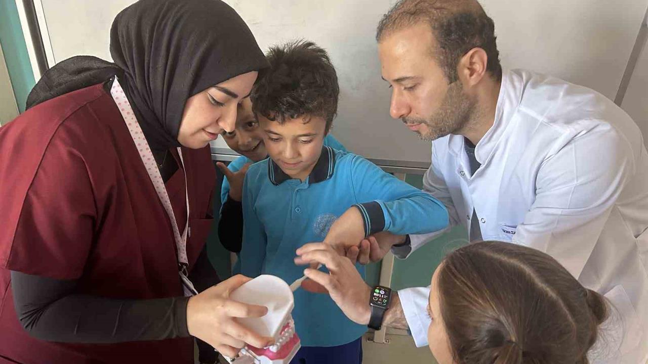 Samsun Atakum'da OMÜ, İlkolul Öğrencilerine Ağız Sağlığı Eğitimi Düzenledi.
