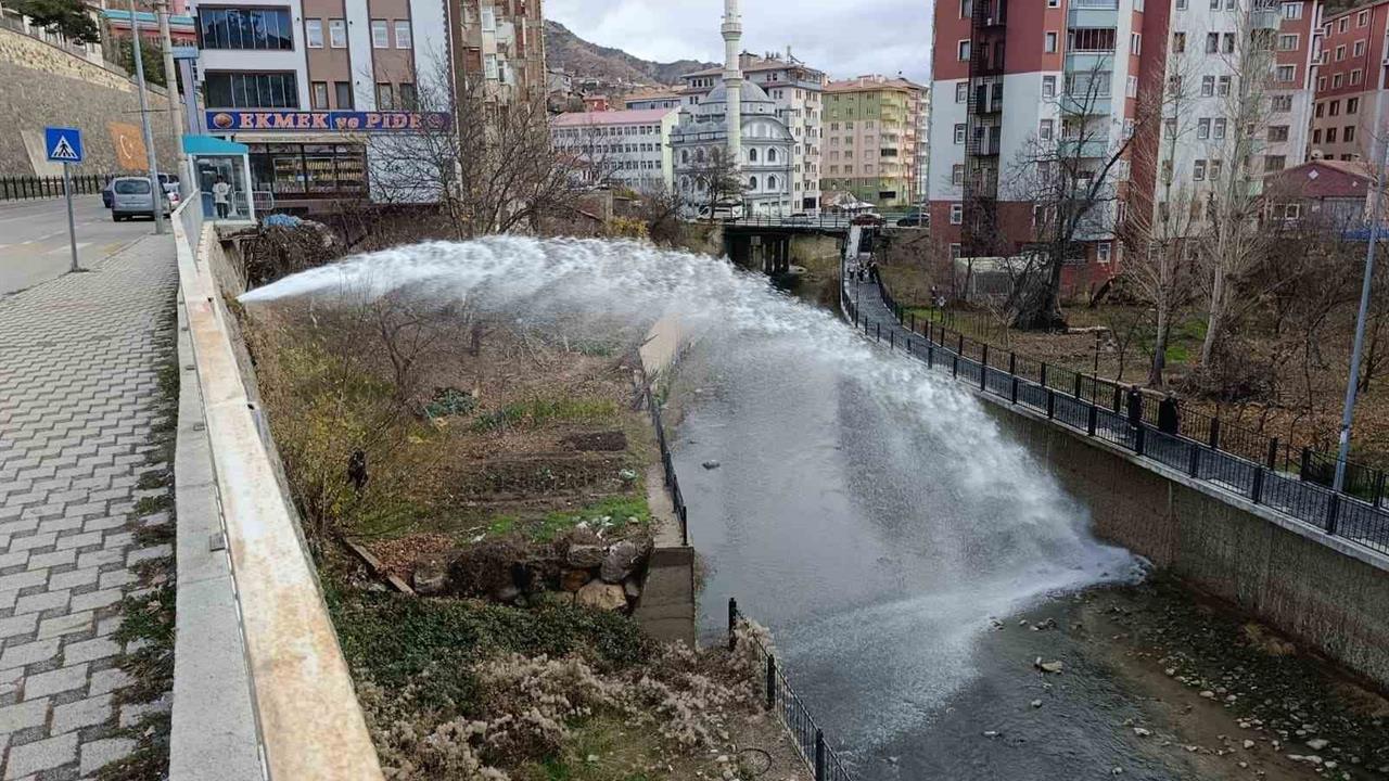 Gümüşhane Karaer Mahallesi'nde Su Boru Hattında Tadilat Sırasında Tonlarca Su Boşa Aktı
