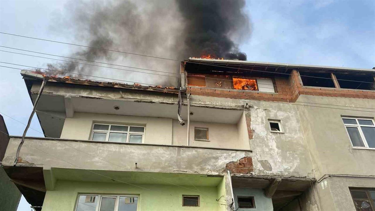 Tekirdağ Ergene'de 3 Katlı Evdeki Yangın İtfaiye Tarafından Söndürüldü