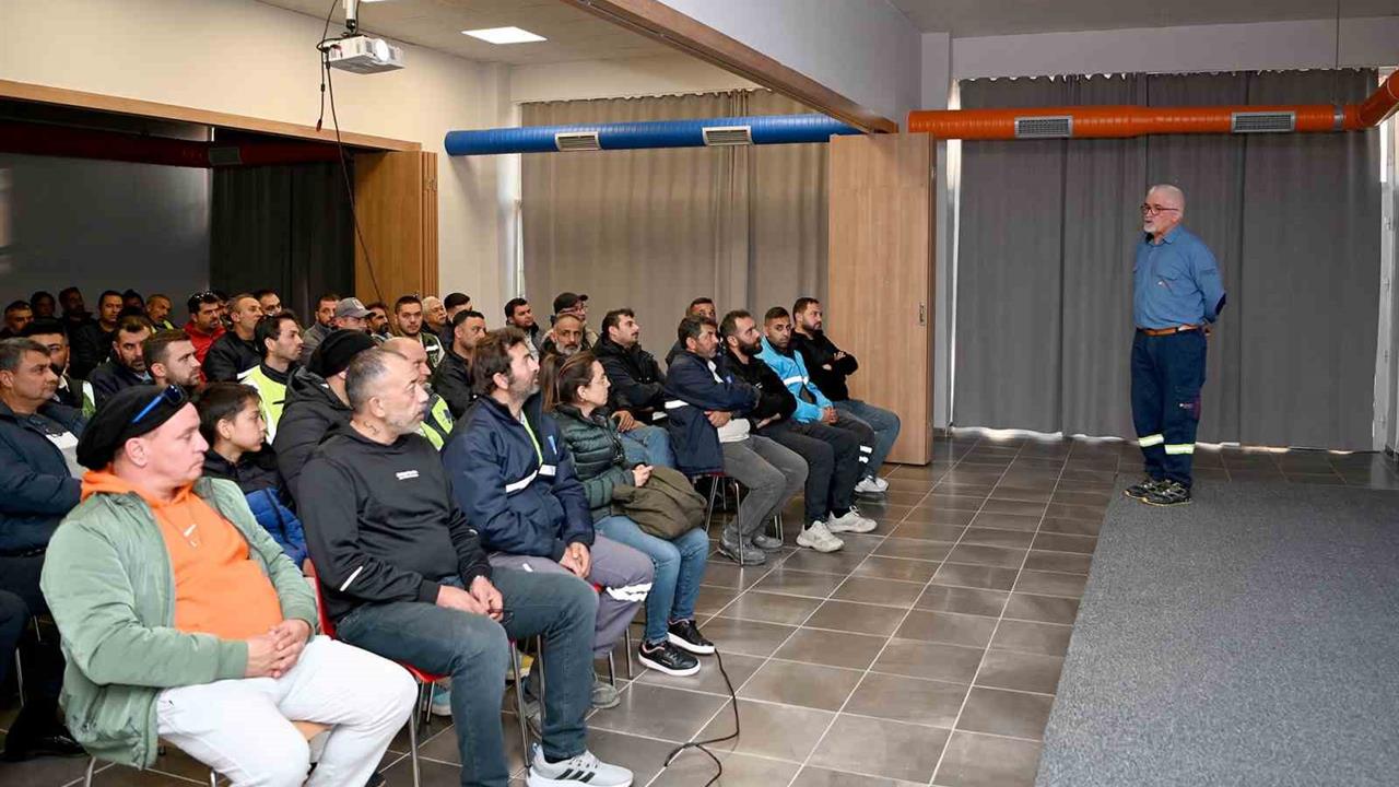 Kuşadası'nda Temizlik İşleri Müdürlüğü Personeline Güvenli Sürüş Eğitimi Verildi