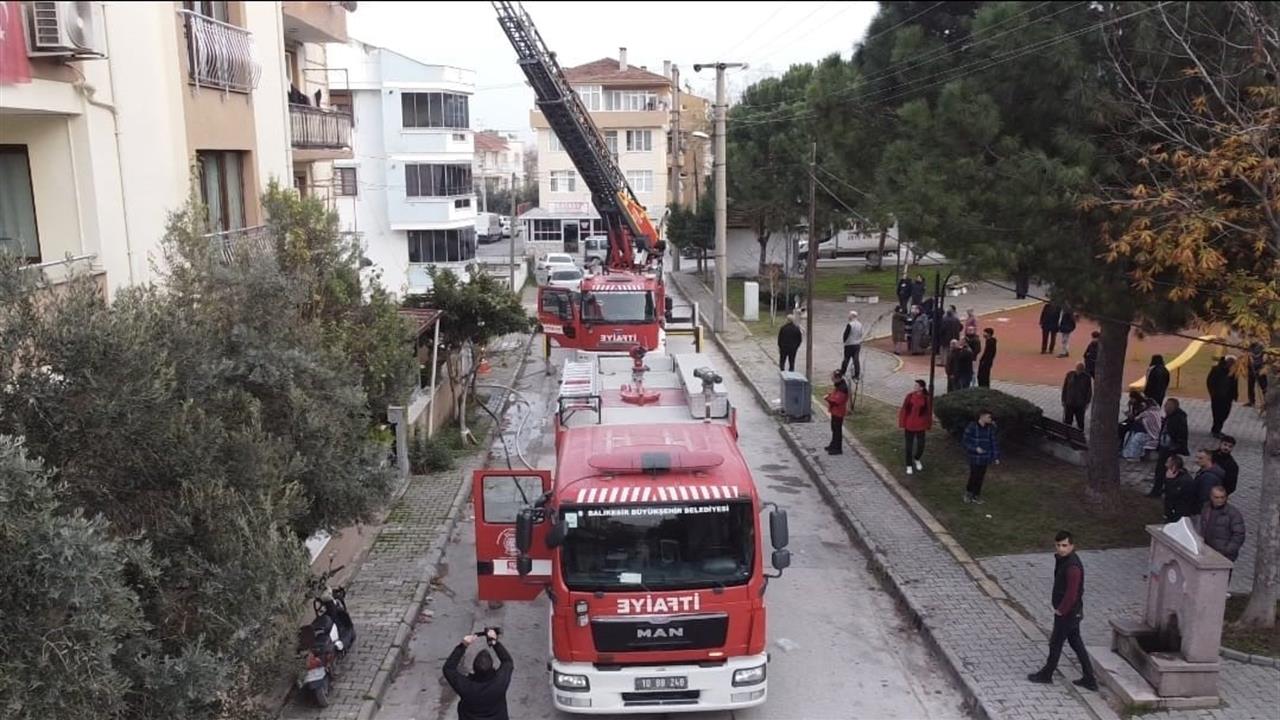 Balıkesir Karesi'de Çatı Yangını İtfaiye Ekiplerinin Hızlı Müdahalesiyle Kontrol Altına Alındı