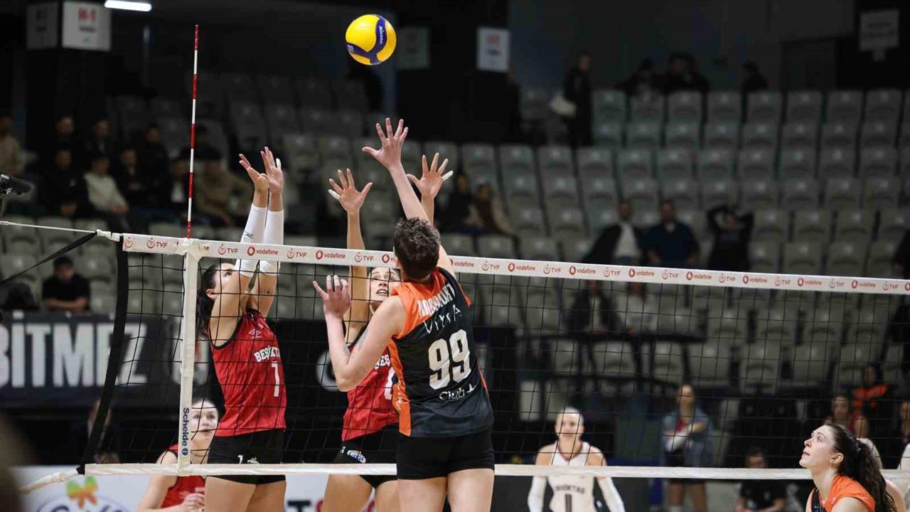 İstanbul'da Eczacıbaşı Dynavit, Beşiktaş'ı 5 Setli Mücadelede 3-2 Mağlup Etti