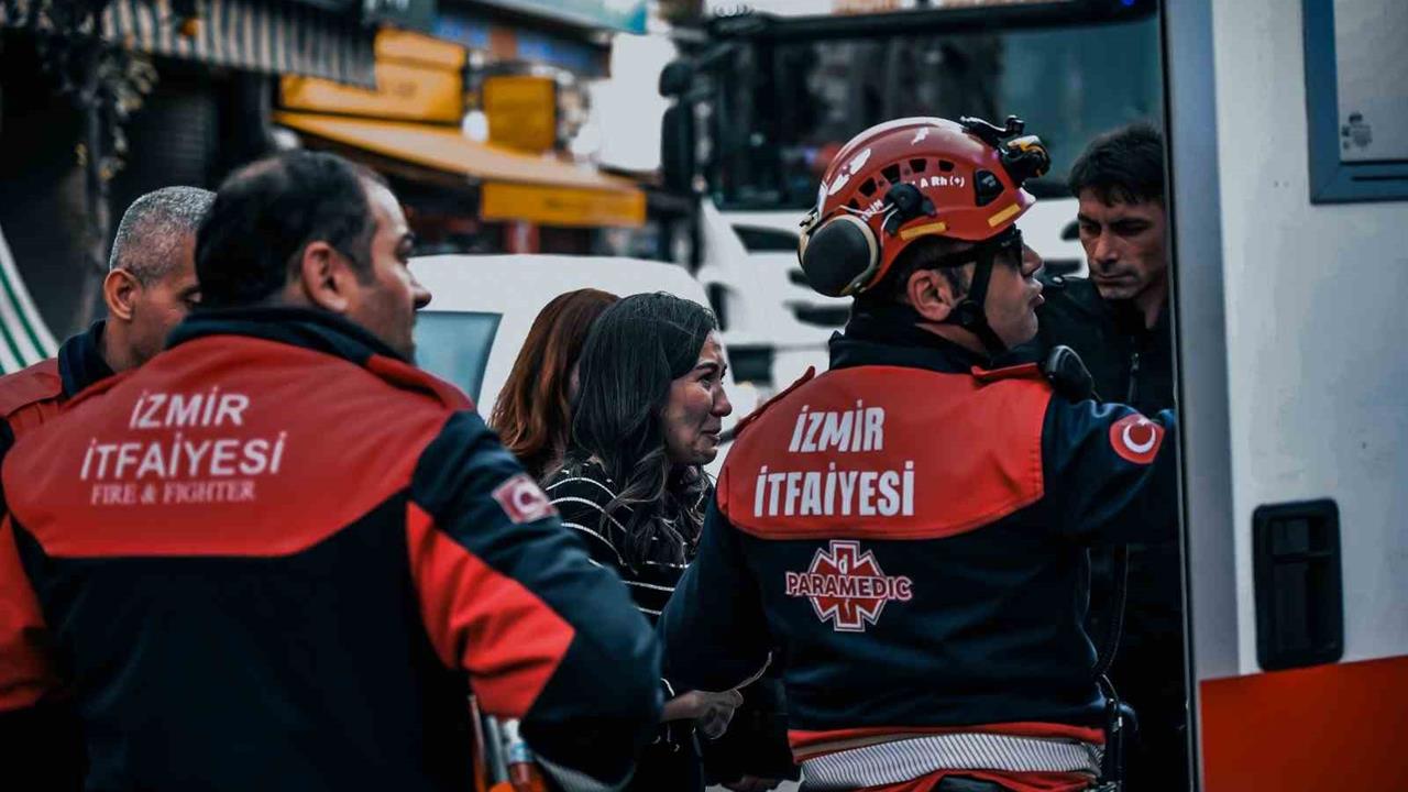 İzmir Bornova'da Bir İş Hanında Yangın Çıktı, 12 Kişi Kurtarıldı
