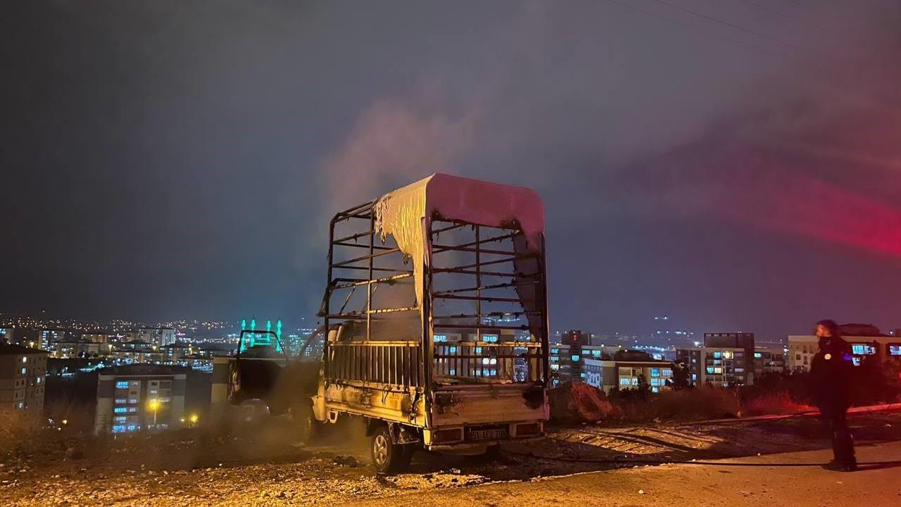 Niğde Merkez'de Park Halindeki Kamyonette Yangın Oluştu