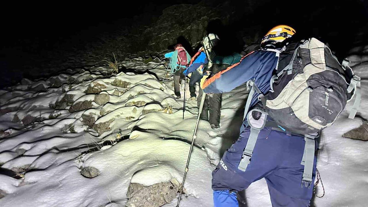 Adana Pozantı'da Karla Kaplı Dağa Tırmanan 3 Arkadaş Kurtarıldı