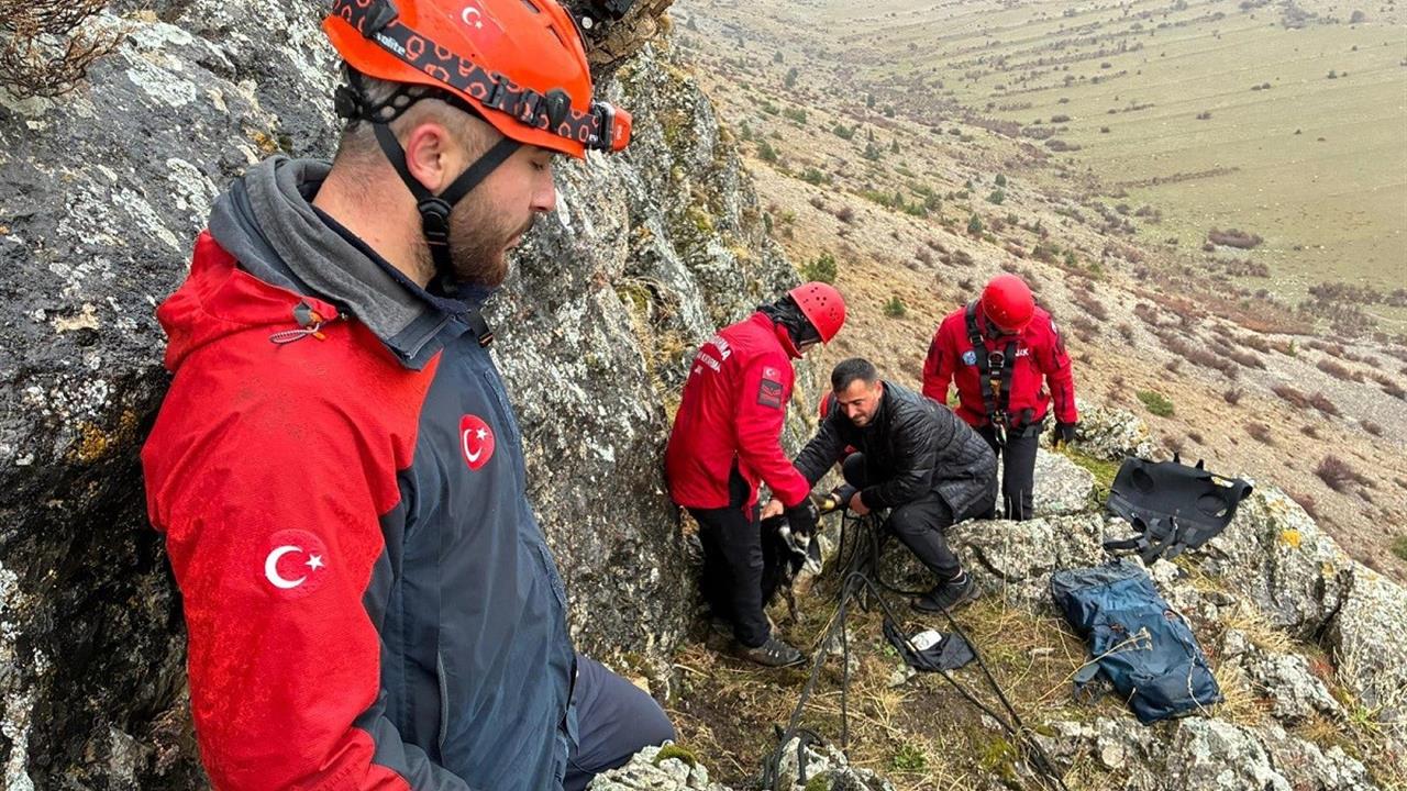 Erzincan Merkez'de Kayalıklarda Mahsur Kalan Keçiler JAK Timi Tarafından Kurtarıldı