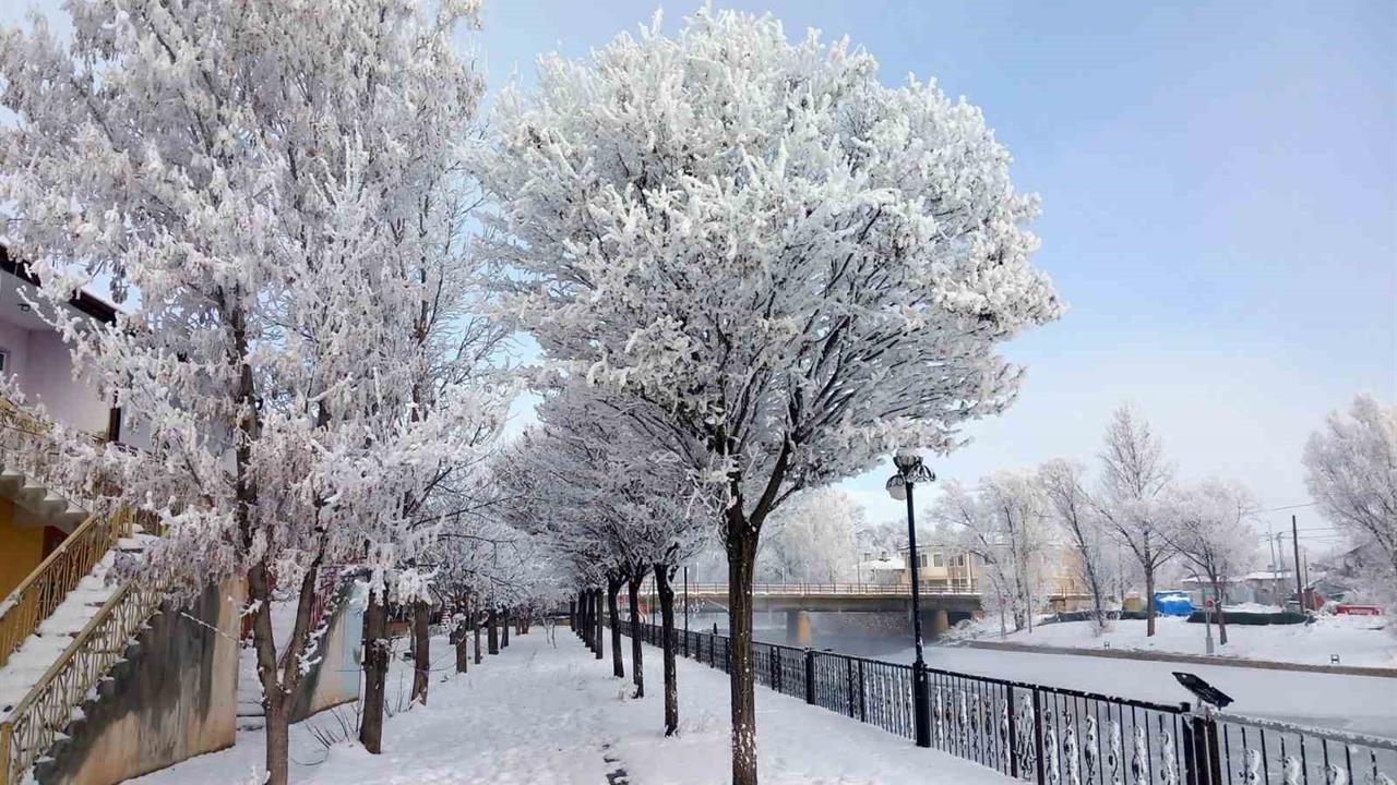 Bayburt Arpalı Beldesi'nde Sabah Saatlerinde Kar Yağışı Etkili Oldu