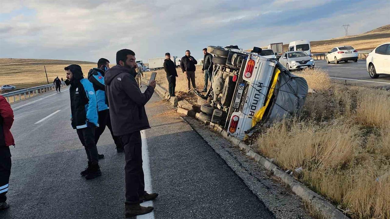 Van Tuşba'da 6 Araç Birbirine Girdi, 3 Kişi Yaralandı