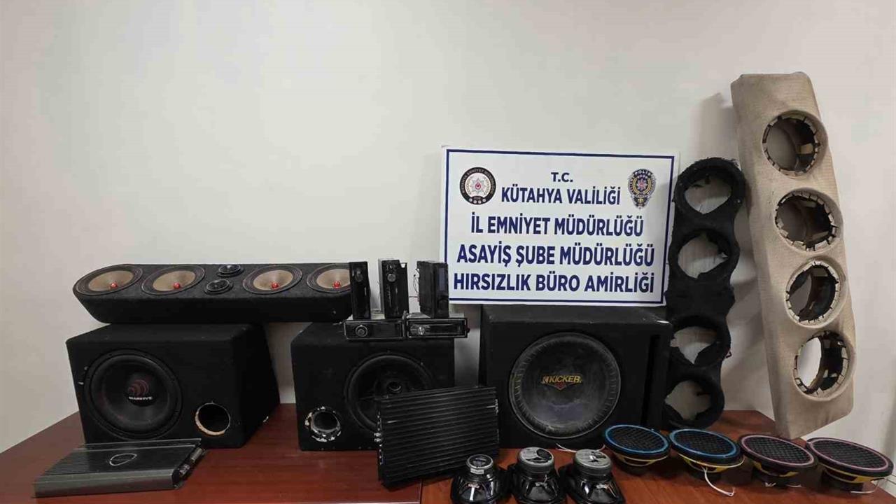 Kütahya'da Ekipler, Araçlardan Ses Sistemi Çalan 2 Şüpheliyi Yakaladı.
