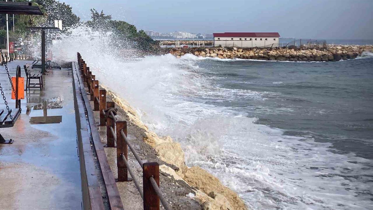 Mersin'de Dev Dalgalar Kıyıları Vururken, Vatandaşlar Islandı
