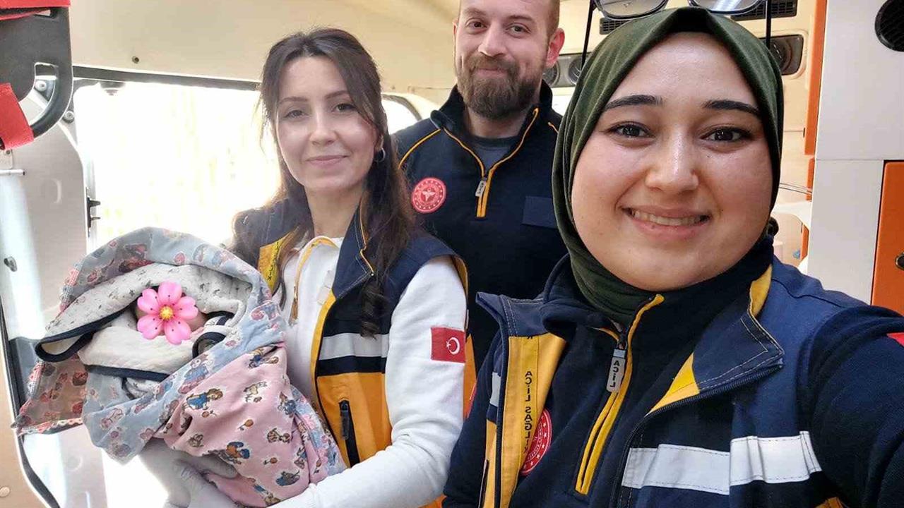 Aydın Bozdoğan'da Bir Bebek Ambulansta Dünyaya Geldi