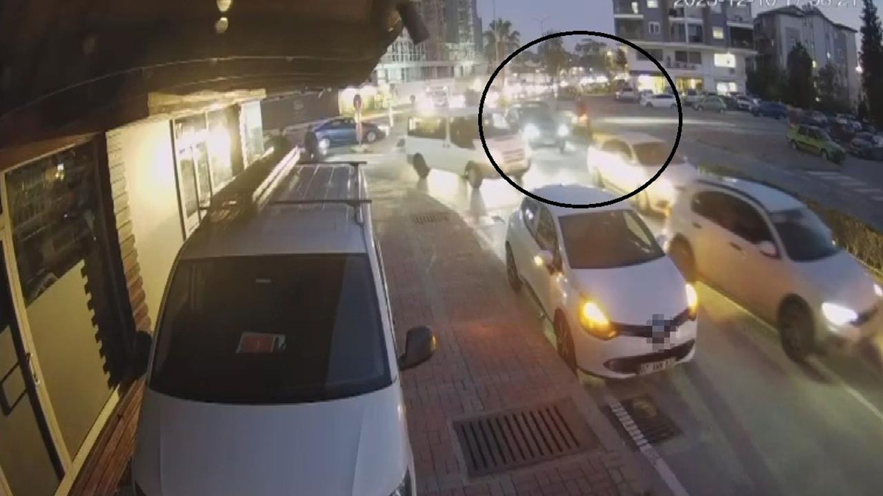 Antalya Manavgat'ta Motosiklet ve Otomobil Çarpışması Sonucu 1 Kişi Yaralandı