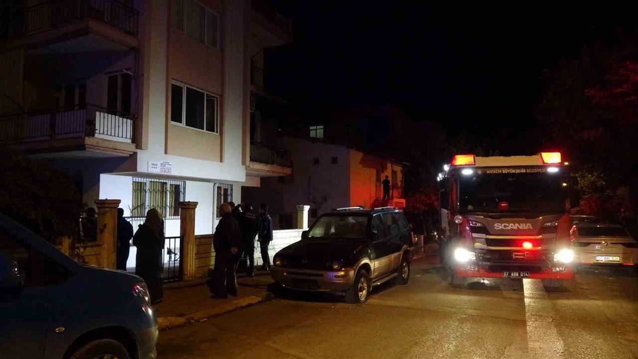 Antalya Kepez'de Dairede Meydana Gelen Yangında 4 Kişi Dumandan Etkilendi