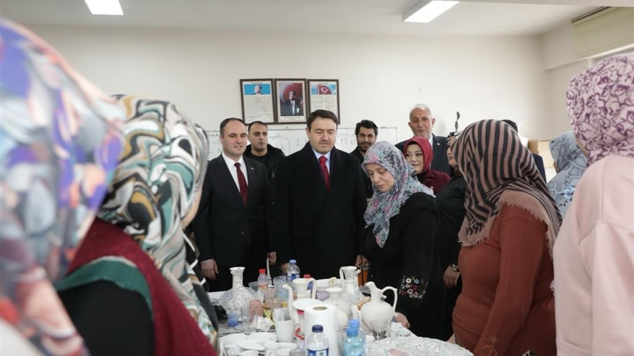 Kütahya'da Vali Musa Işın, Aslanapa Halk Eğitim Merkezi'nde kursiyerlerle buluşarak çalışmalar hakkında bilgi aldı.