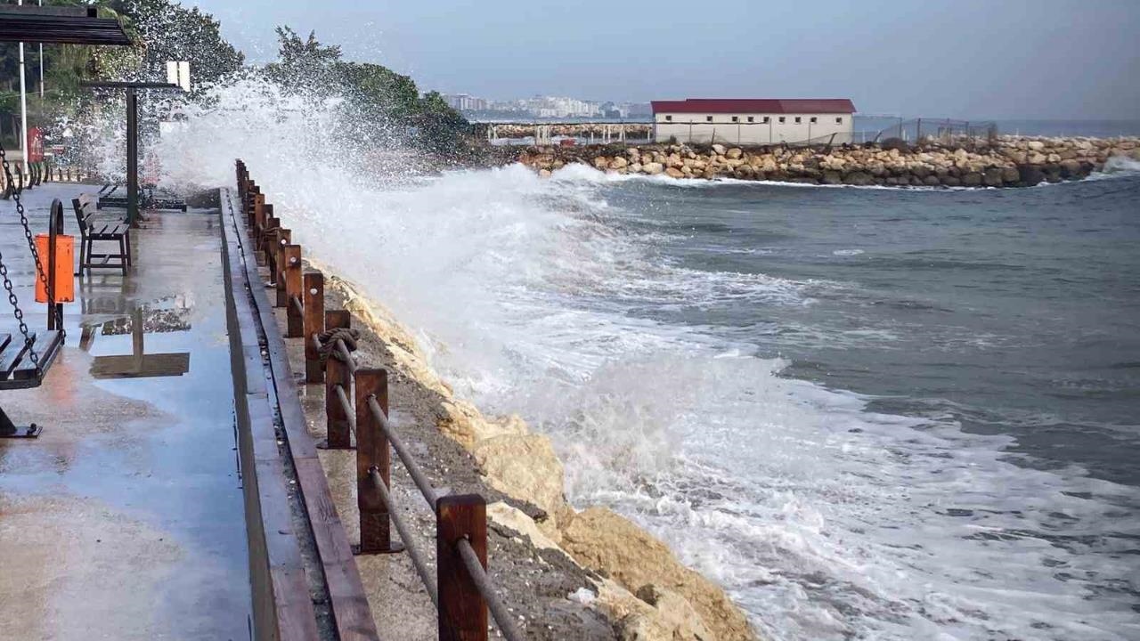 Erdemli Sahilinde 5 Metreye Varan Dev Dalgalar: Vatandaşlar Islanarak Kaçtı