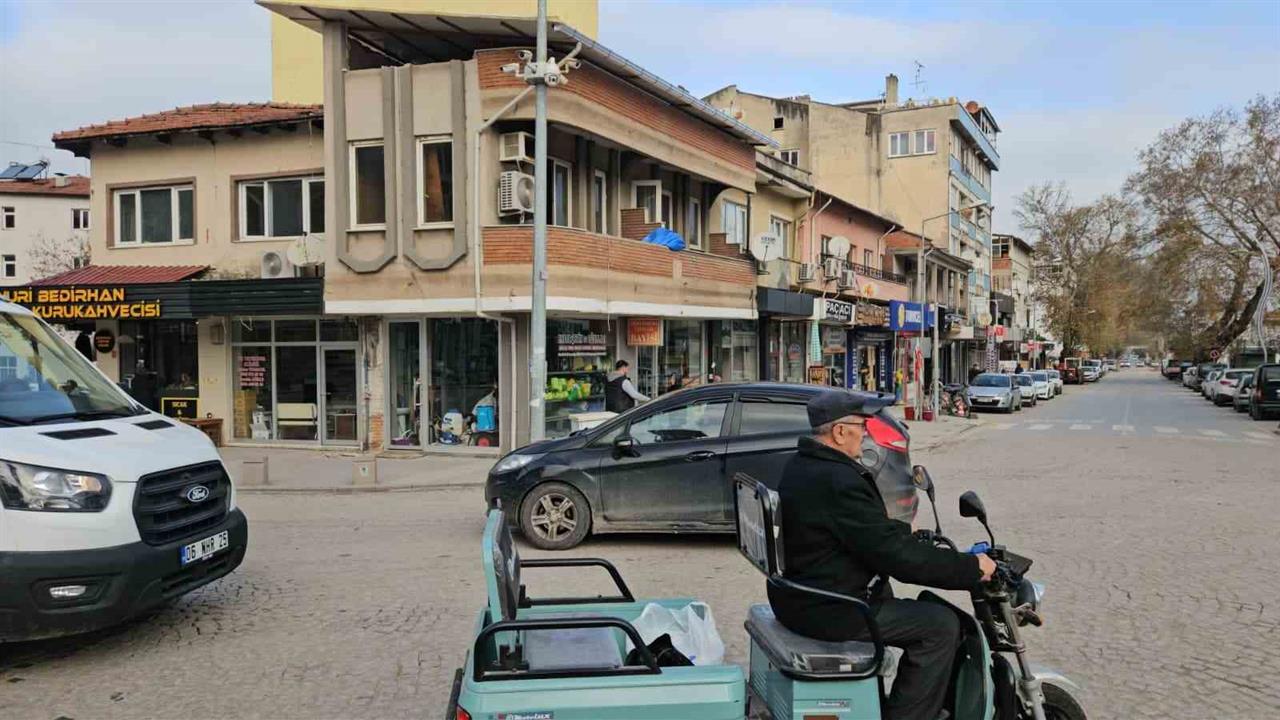 Balıkesir Sındırgı'da 4.9 Büyüklüğünde Deprem Hissedildi