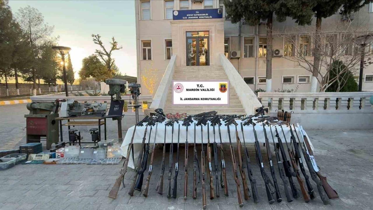 Mardin Midyat'ta Jandarma Ekiplerinin Yasa Dışı Silah İmalathanesine Yapılan Operasyonda Çok Sayıda Silah Ele Geçirildi