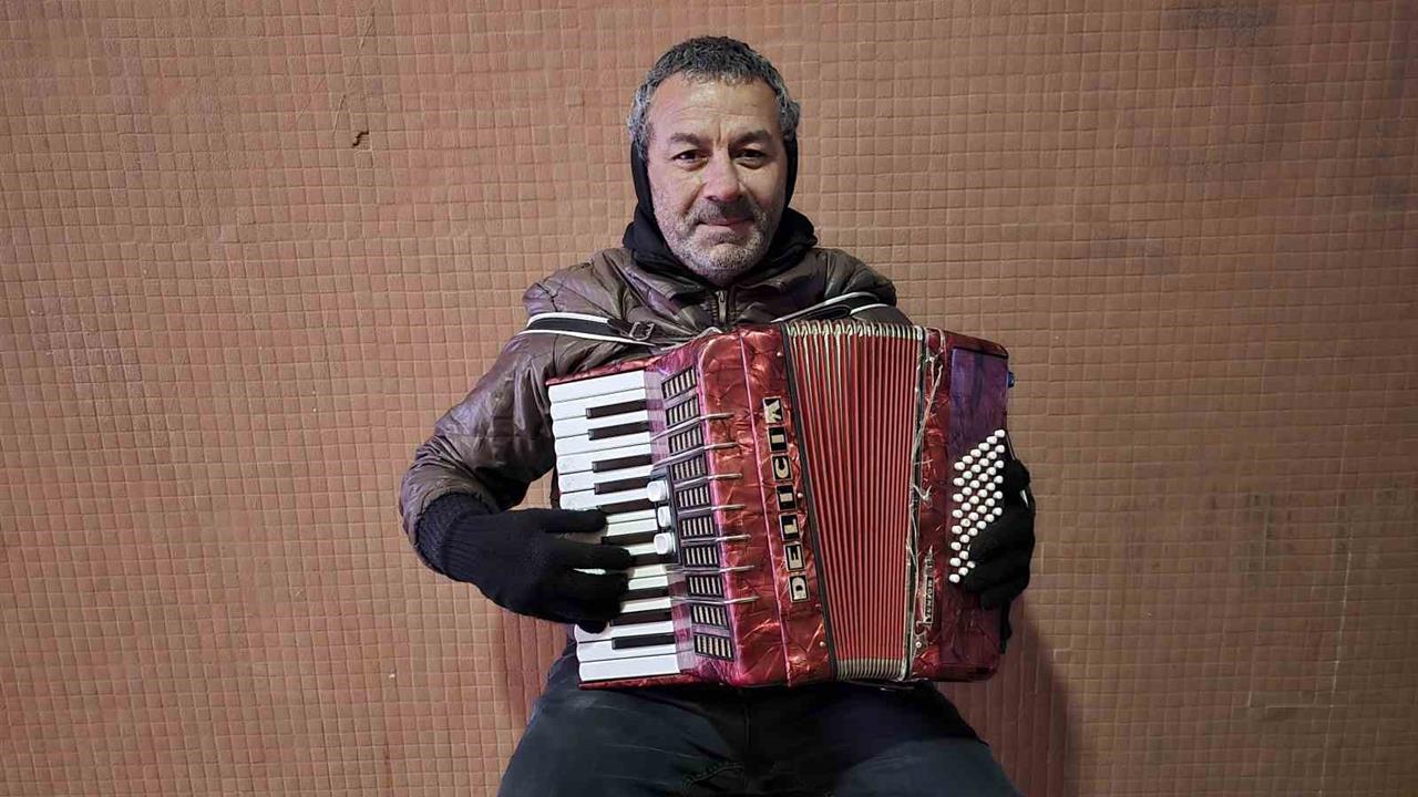 Yozgat’ta Yağmurda Enstrüman Çalan Aşık, Sanatını İcra Ediyor