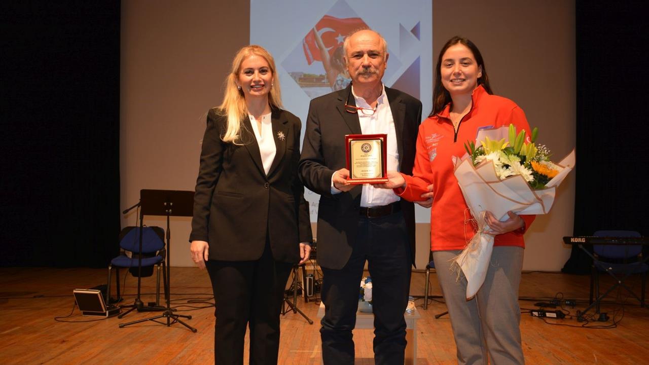 İzmir Ege Üniversitesi'nde Milli Yüzücü Bengisu Avcı'nın Etkinliği Gerçekleşti